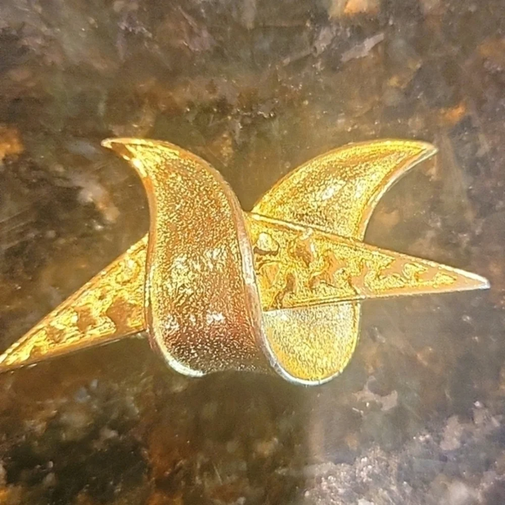 GERRY Signed Vintage Gold Tone Abstract Brooch